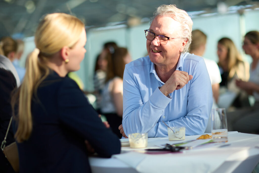 Ein Mann und eine Frau im Gespräch über Gender-Management-Konzepte