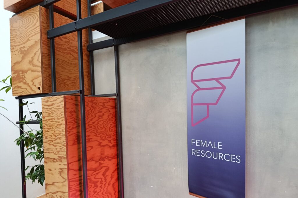 Flexibles Arbeiten im modernen Büro bei Female Resources – Symbolbild für innovative Arbeitsmodelle und New Work