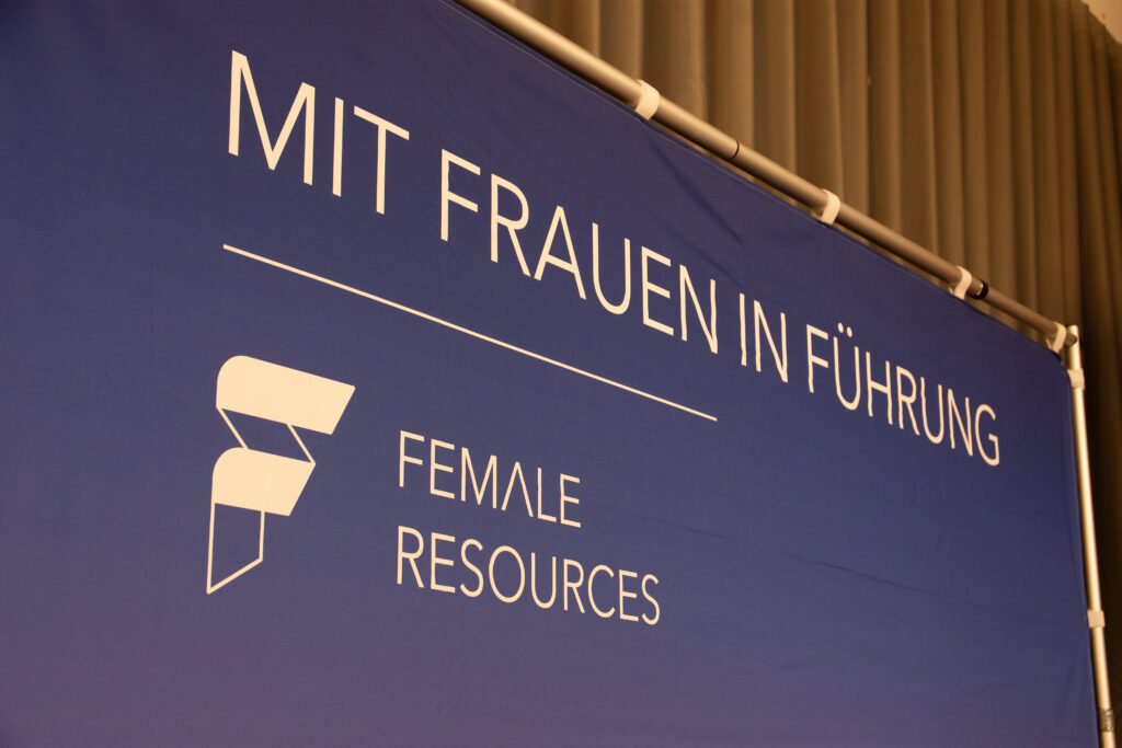Banner mit der Aufschrift „Mit Frauen in Führung“ und dem Logo von Female Resources, Symbol für Gendercontrolling und Gleichstellung in Unternehmen.